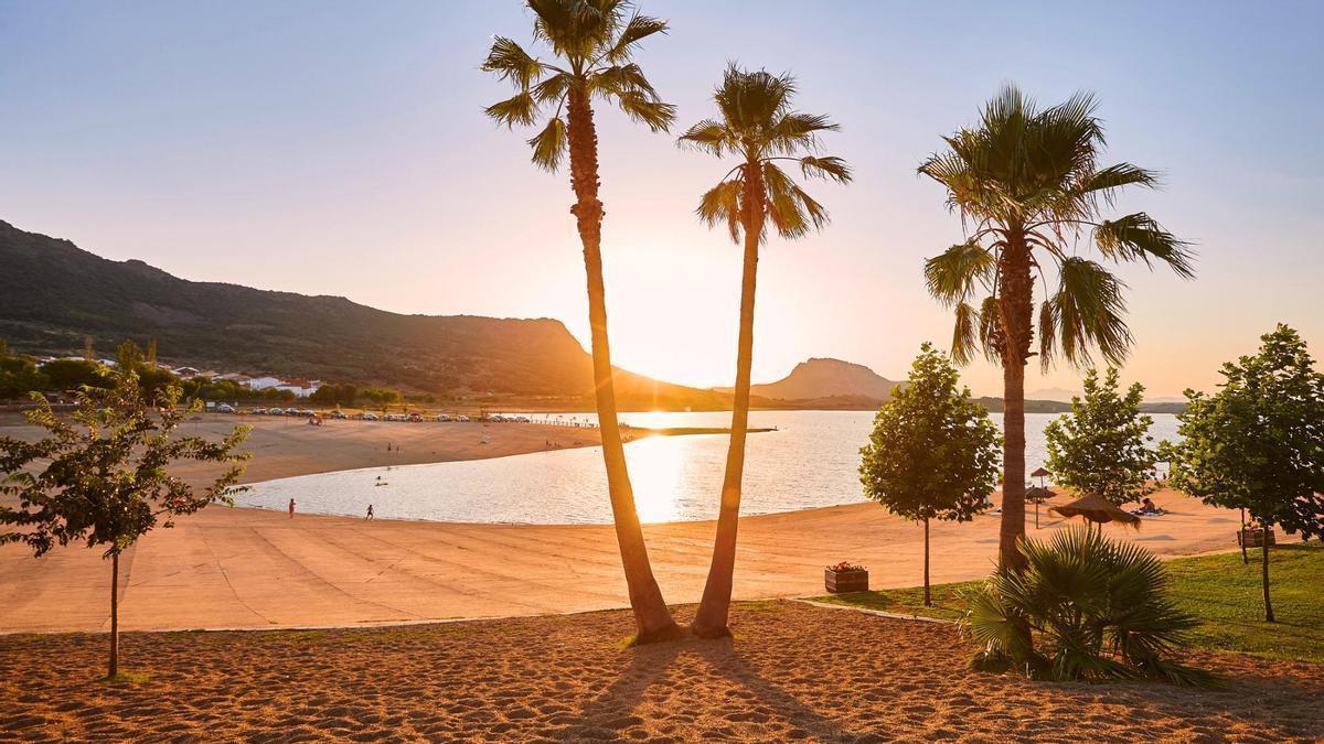 Extremadura tiene la primera playa de agua dulce de España.