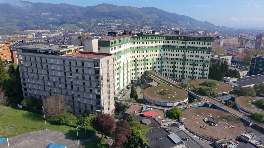 Vista aérea, tomada con un dron, del antiguo Hospital General, que será derruido en unos meses, y «los hongos», que serán conservados. | MIKI LÓPEZ