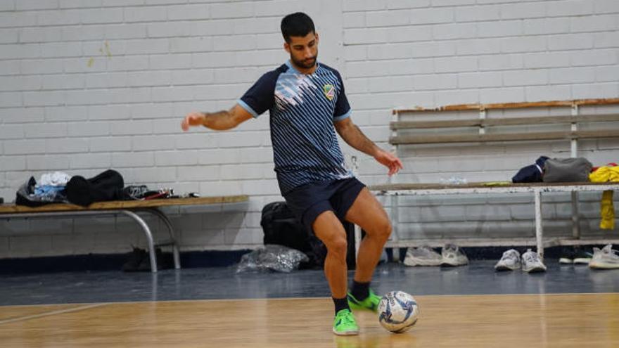 El deportista de élite gomero, en una práctica con el Al Salmiya.