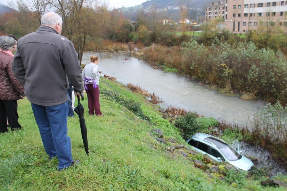 Cae un coche al río en Grado