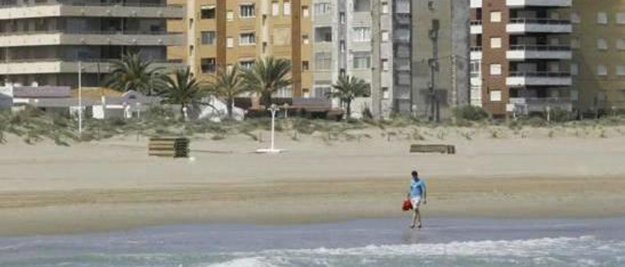 El Gobierno planea espigones que reducirían en 40 y 31 metros las playas de Canet y Port