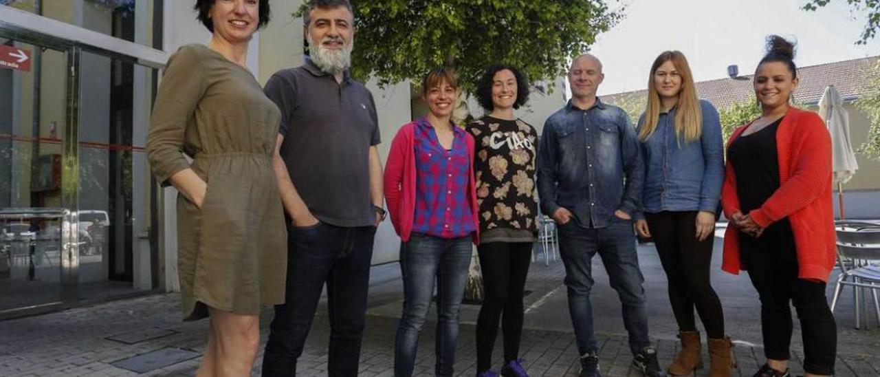 Por la izquierda, Patricia Robledo y Roberto Bernabéu, junto a su plantilla, formada por Inma González, Beatriz Bango, Inaciu Naves, Sonia Ferreiro y Mara Díaz, ante La Curtidora.