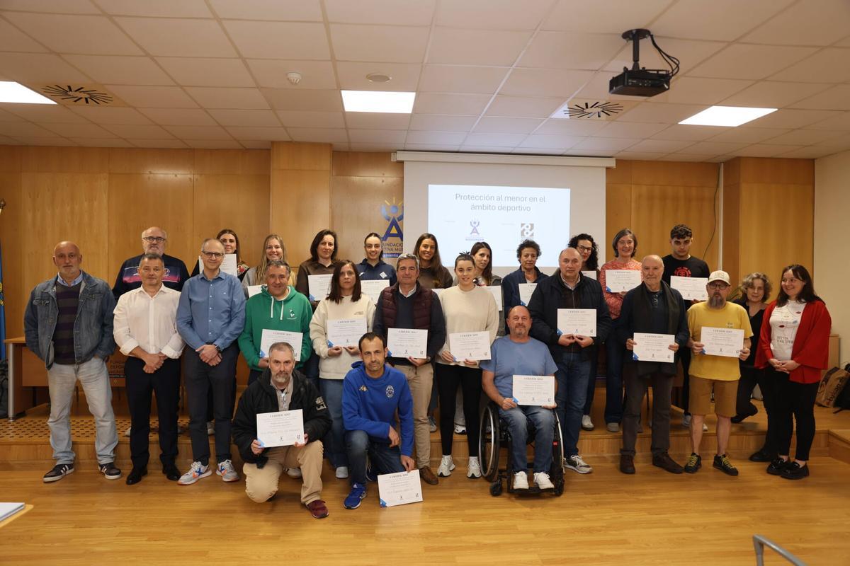 Los participantes posan con sus diplomas tras el curso de protección al menor en el ámbito deportivo.