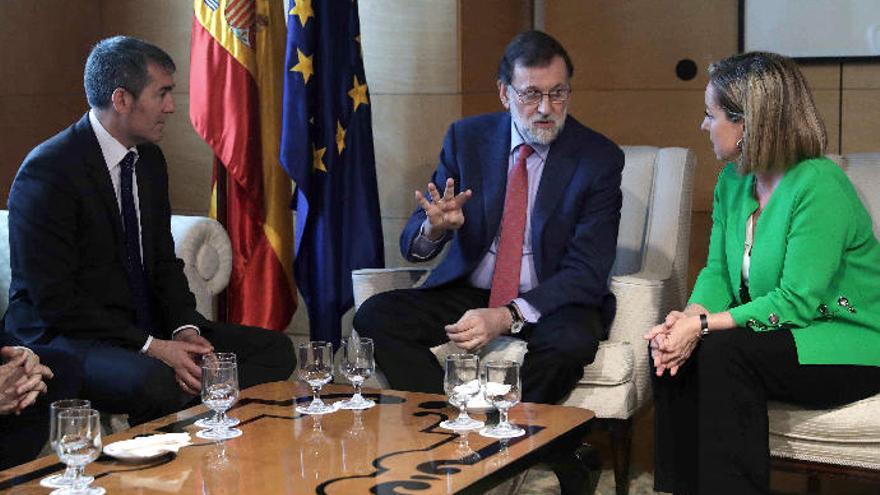 Rajoy con Clavijo y la diputada Ana Oramas en un despacho del Congreso