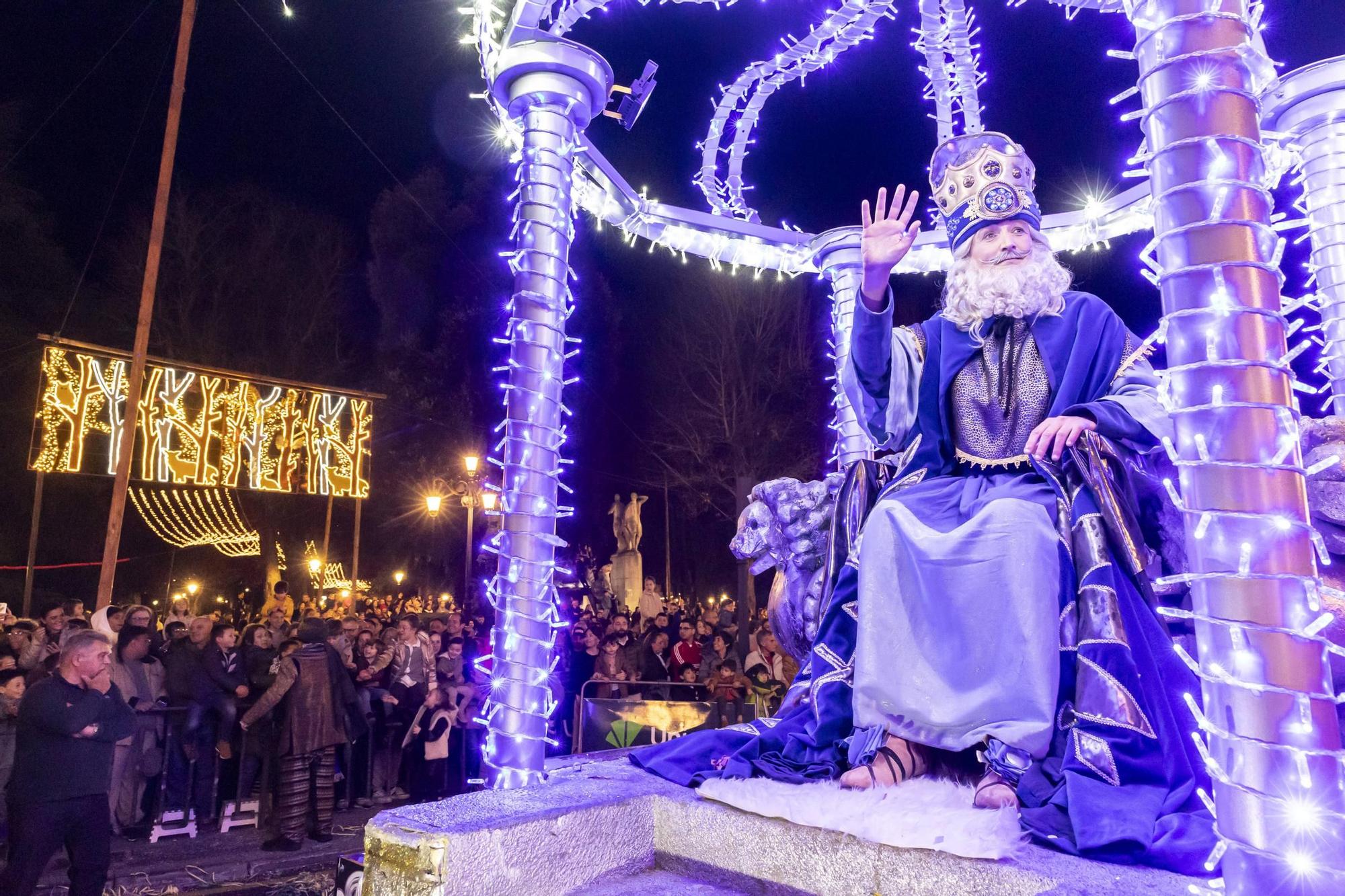 EN IMÁGENES: La cabalgata de los Reyes Magos en Oviedo