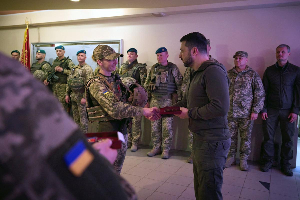 Zelenski celebra el Día de los Marinos Ucranianos con una visita al frente