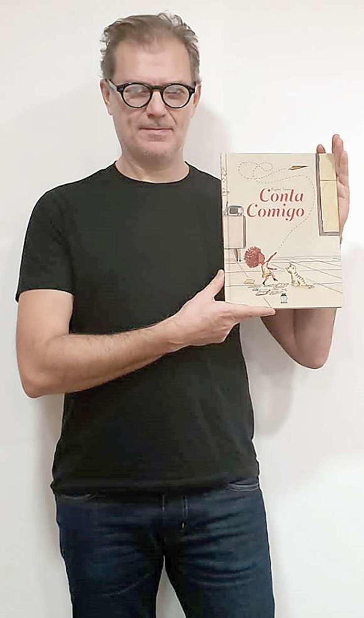 Miguel Tanco, con su libro.