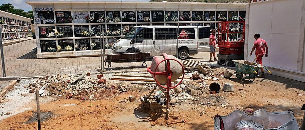 Los trabajos de construcción de los nuevos nichos en el cementerio Virgen de los Dolores de Elda.