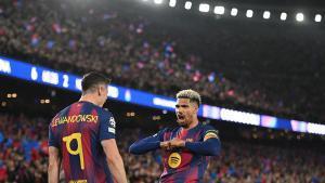 Lewandowski y Araujo celebrando el segundo de los goles del delantero frente al Newcastle.