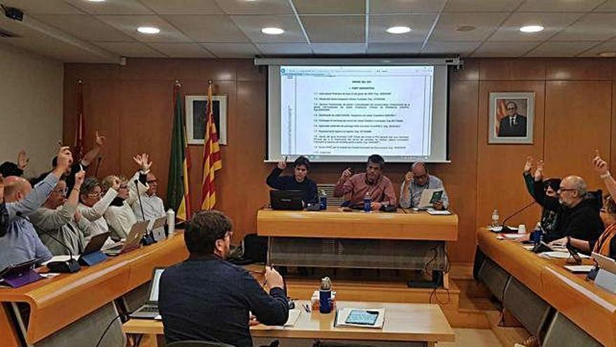 Els regidors d&#039;Olesa aprovant fer un nou concurs del servei de neteja