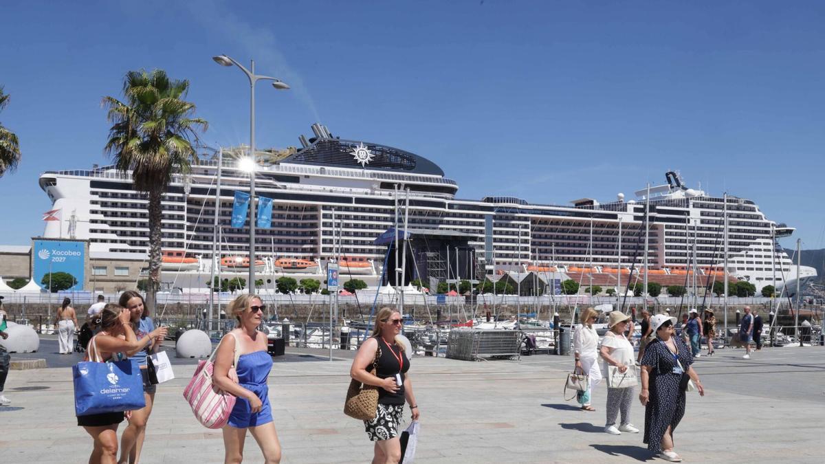 Cruceristas, durante una escala en el Puerto de Vigo este verano.