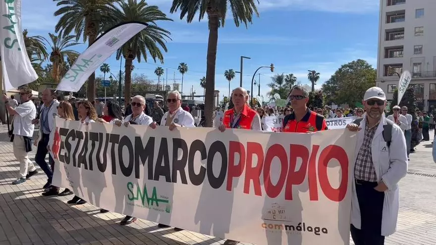 Más de medio millar de médicos de Málaga marchan por calle Larios en una nueva jornada de huelga