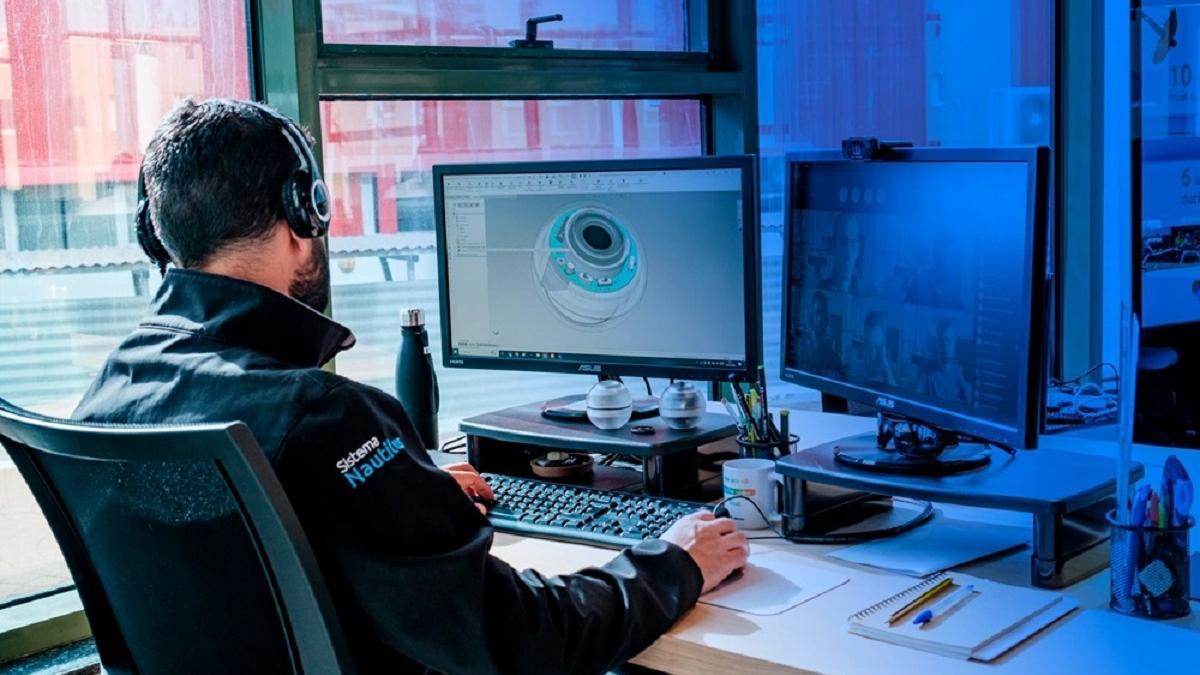Un técnico de la empresa malagueña Aganova, con sede en el PTA, monotoriza una inspección.
