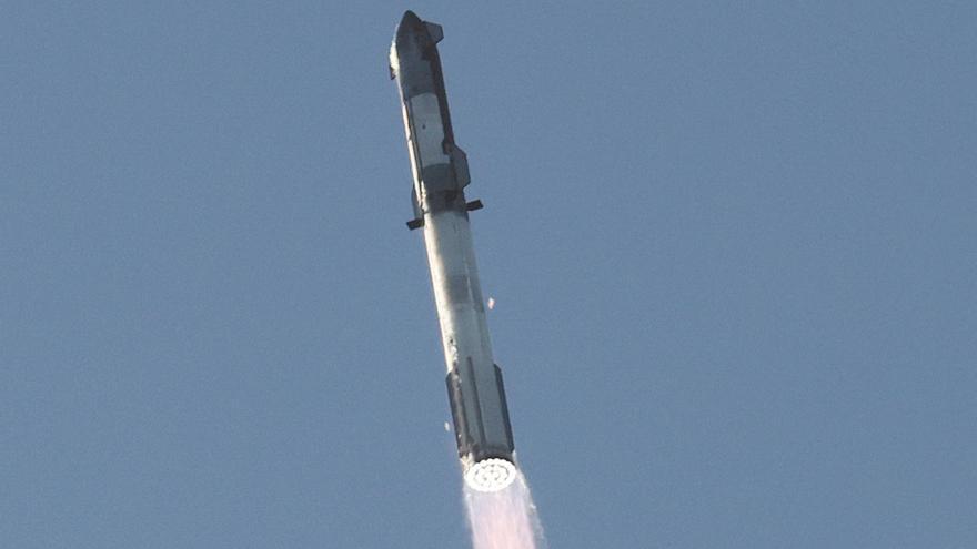 El cohete Starship de Elon Musk logra alzar el vuelo, pero termina explotando otra vez