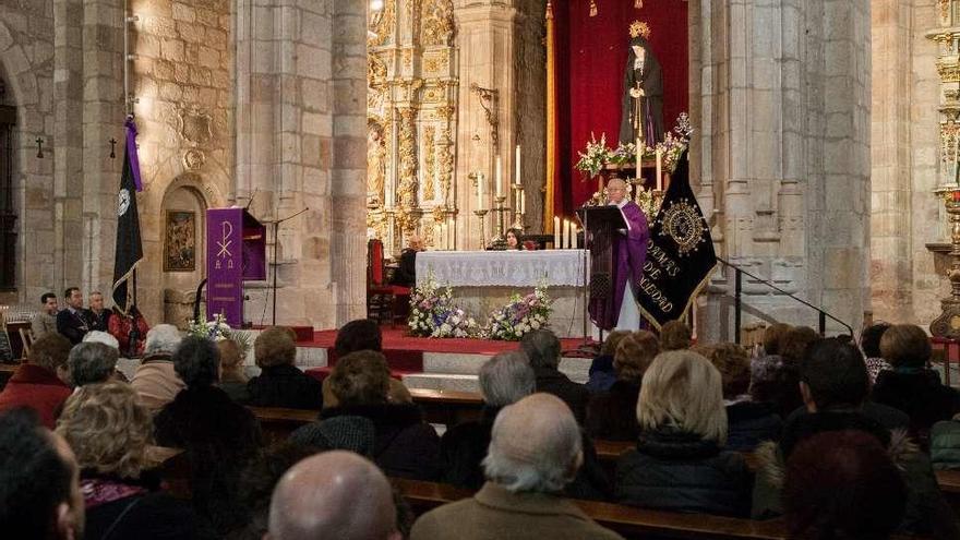 Jesús Nazareno reza por sus difuntos