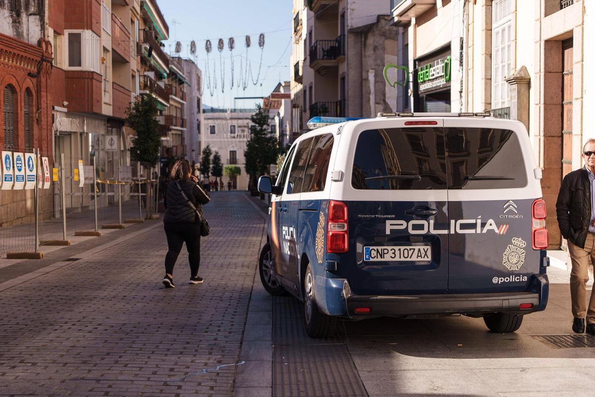 Un vehículo de la Policía Nacional, estacionado en el centro de Mérida.