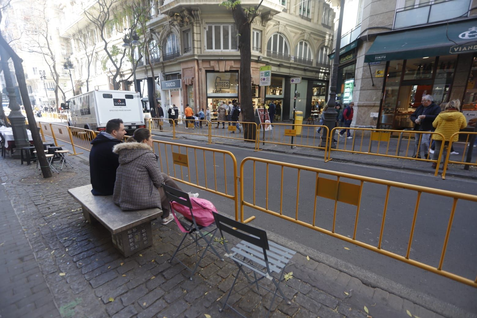 El público se lleva sus sillas más de diez horas antes de la cabalgata ante la falta de reservas