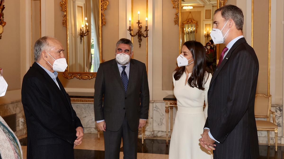 Los Reyes, con Joan Margarit en el Palacete Albéniz.