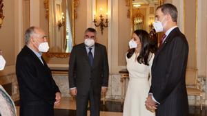 Margarit (izquierda), con el ministro de Cultura y los Reyes, en el Palacete Albéniz. 