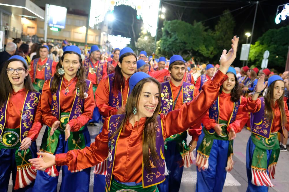 Entusiasmo y júbilo en el esperado desfile de la Retreta de Elda