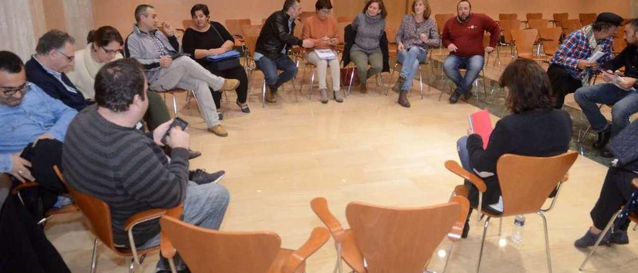 Una reciente reunión entre el gobierno de Vilagarcía y los delegados sindicales del Ayuntamiento. // Noé Parga