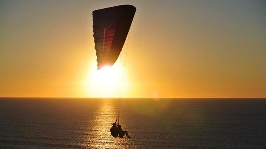 El Hierro invita a los residentes en la isla a conocerla en parapente