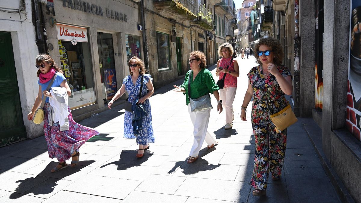 Un grupo de turistas, ayer, en la calle Real.
