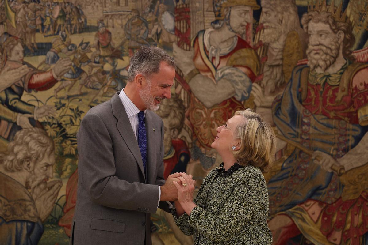 Felipe VI se reúne con Hillary Clinton en la Zarzuela