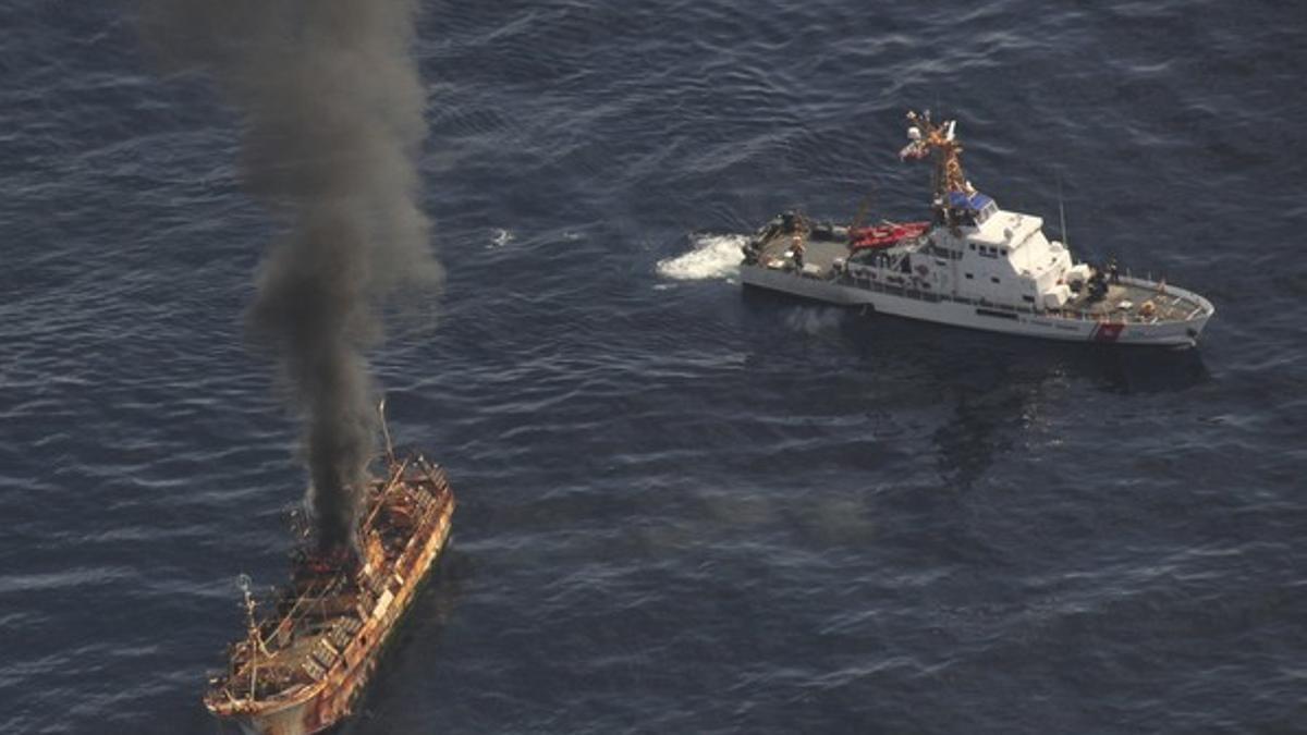 El pesquero japonés 'Ryou-Un Maru' (izquierda) arde el lanzamiento de explosivos por parte de la Guardia Costera de EEUU, este viernes, en aguas de Alaska.