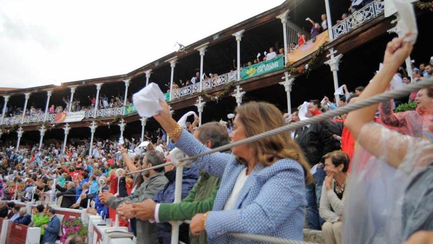 Público asistente a uno de los festejos celebrados en El Bibio este año pidiendo la oreja desde el tendido.