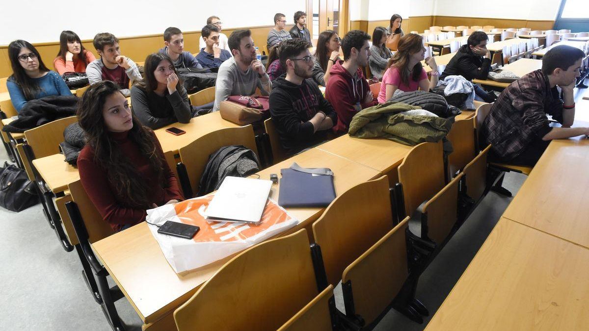 Reunión sobre el programa Erasmus en la UJI.