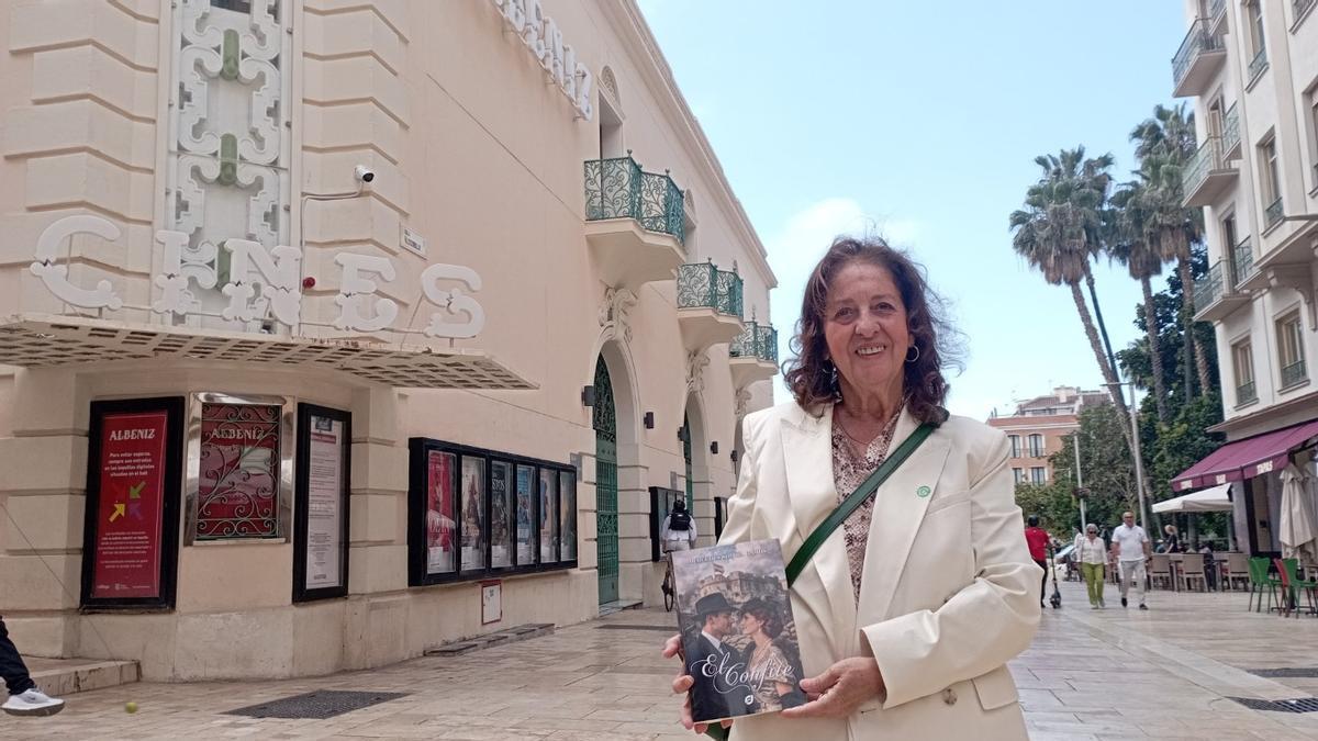 Mercedes Sophía Ramos, con su novela ‘El Confite’, junto al cine Albéniz, uno de los escenarios del libro..