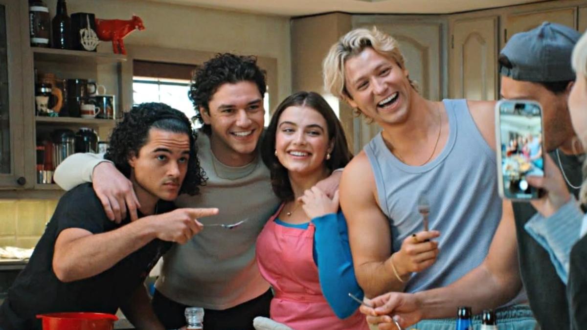 Fotograma de 'Off Campus', aparecen los chicos y Hannah