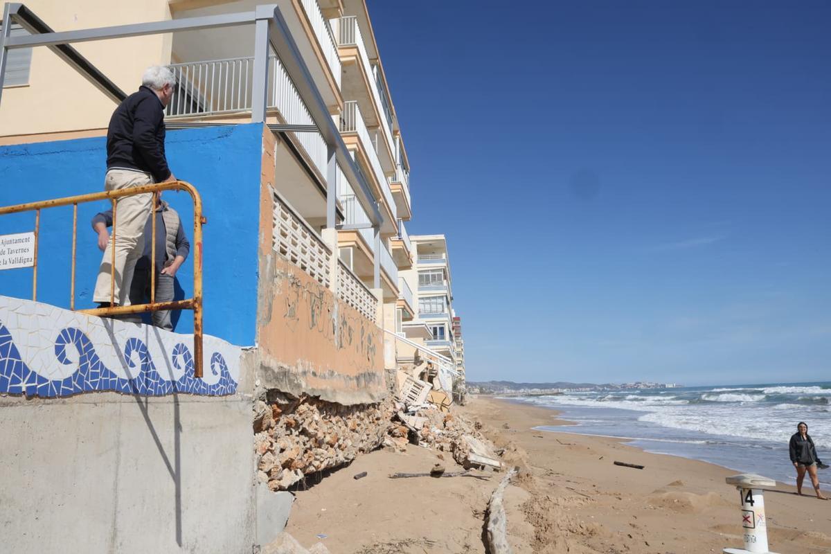 La playa de Tavernes de la Valldigna arrasada por el temporal marítimo