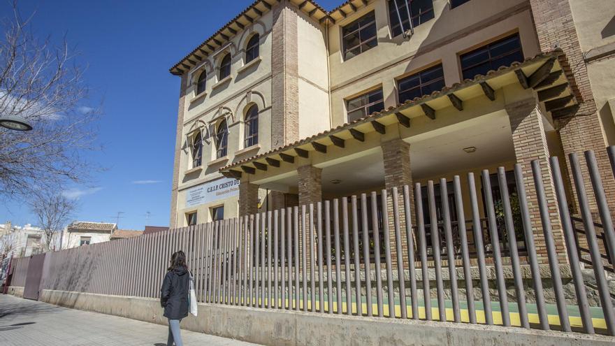 El colegio de Sant Joan de hace un siglo que usa el gimnasio para dar clase y donde los alumnos comen en aulas