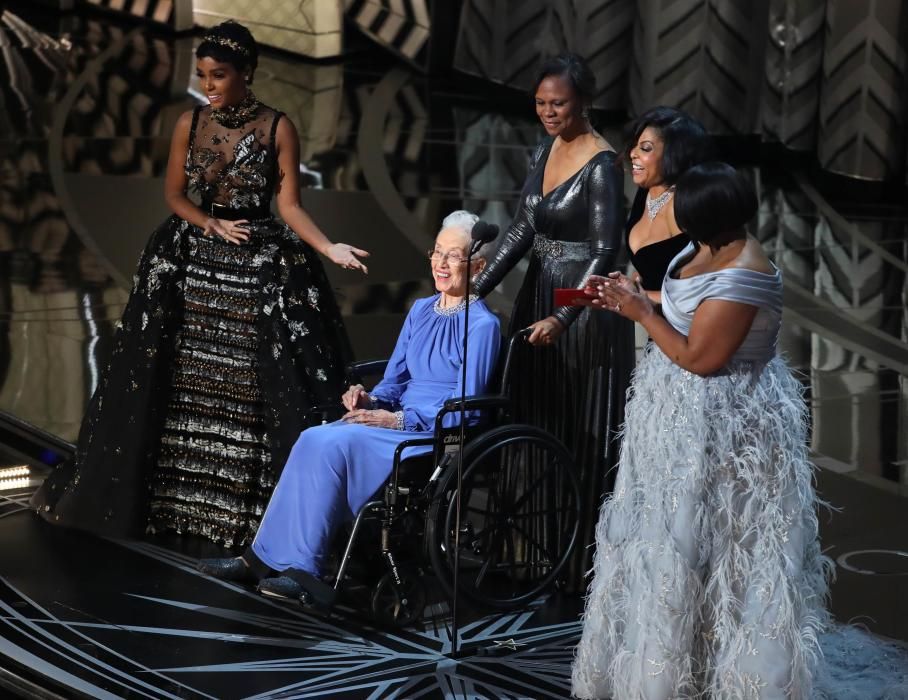 Las actrices de 'Figuras ocultas' Taraji P. Henson , Octavia Spencer , Janelle Monae, y Katherine Johnson (en silla de ruedas) presentab el premio al Mejor documental.