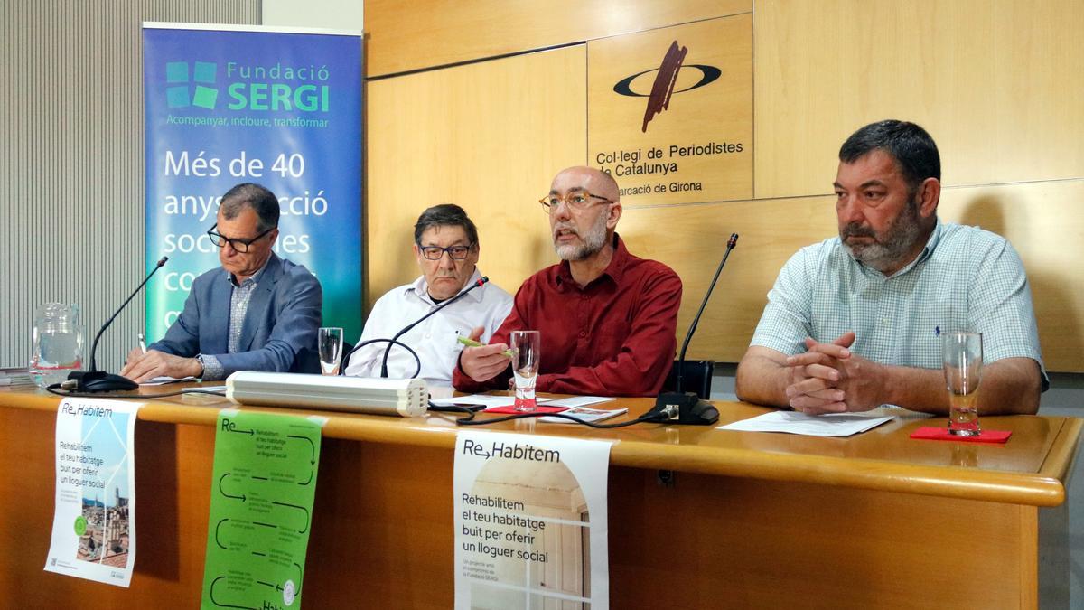 El president del Col·legi d'API, Joan Company; el de la Coordinadora d'Associacions de Veïns, Reinald Roca; el director de la Fundació SERGI, Lluís Puigdemont, i el representant de Garbet Cooperativa, David Hugas, aquest matí a Girona.