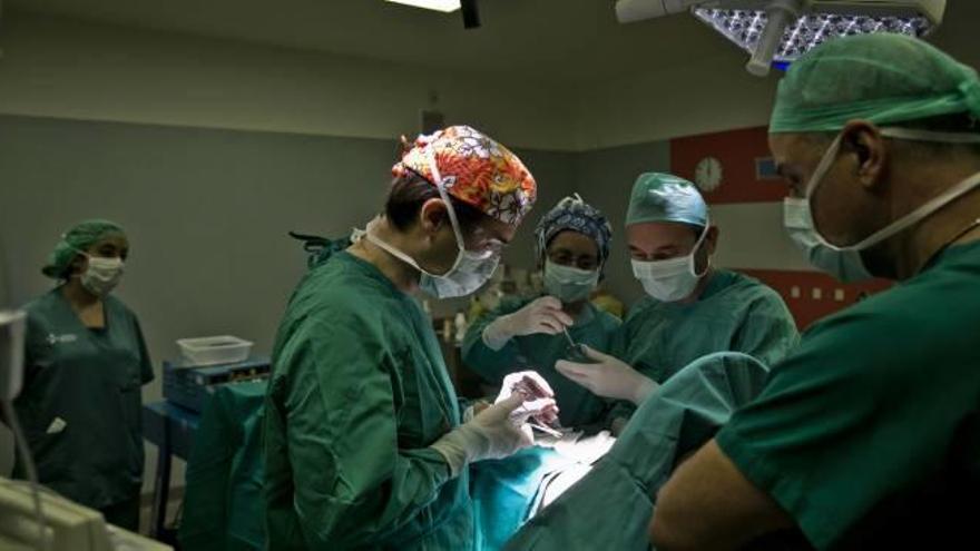 Un equipo de médicos y enfermeros interviene a un paciente en el quirófano de un hospital de la provincia, en imagen de archivo.