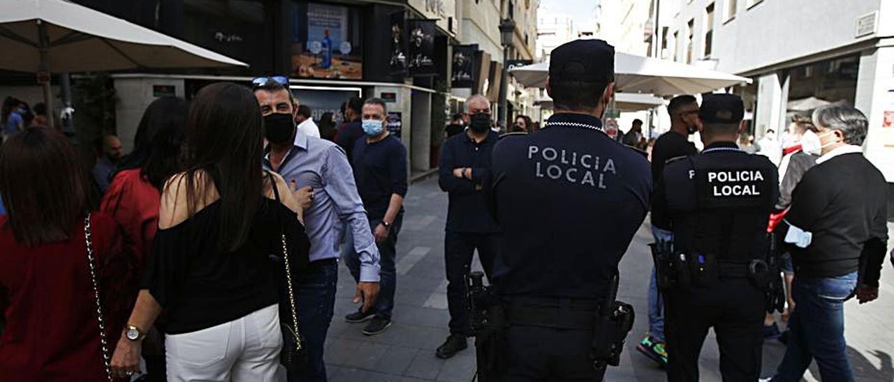 La Policía controla la zona, con clientes en los interiores. |