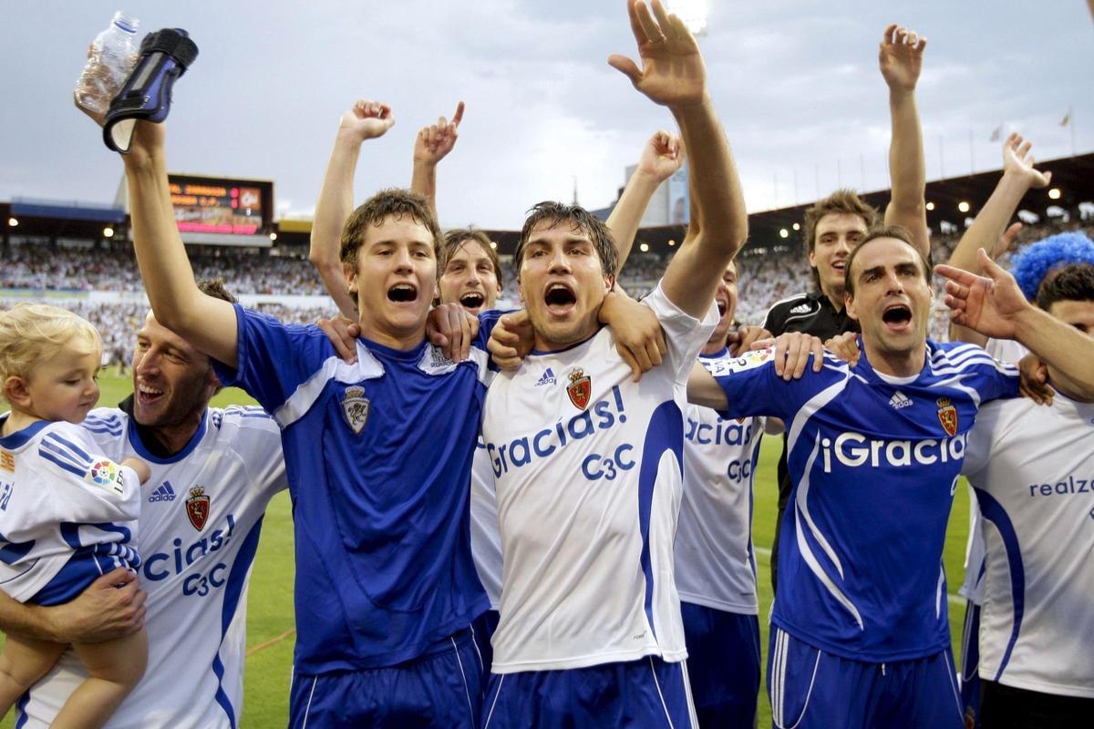 Ander Herrera y Alberto Zapater celebran el último ascenso del Real Zaragoza a Primera, en 2009.