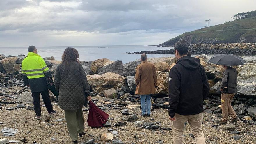 Coaña busca soluciones para la degradación de la playa de Foxos, en la bocana de la ría de Navia