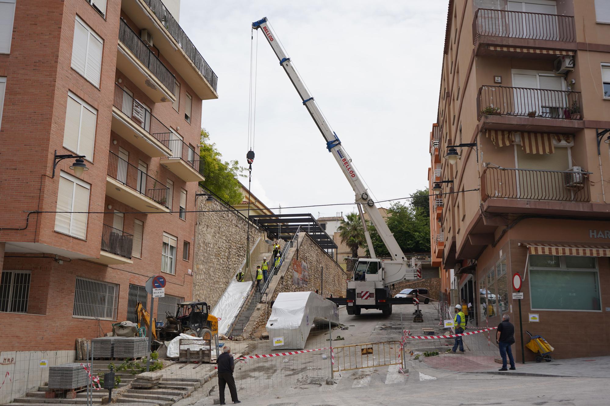 Inician el montaje de las escaleras mecánicas del Mercat de Ontinyent