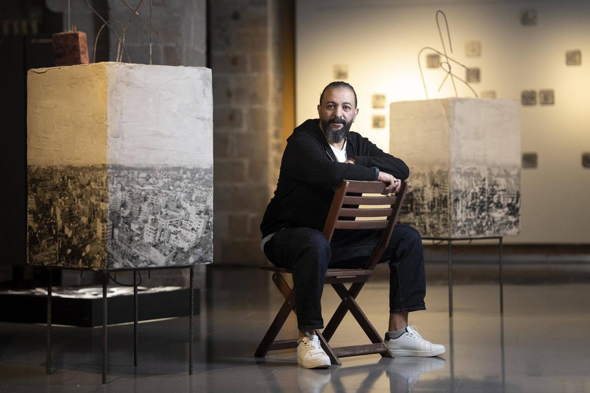 Shareef Sharhan , fotógrafo y artista gazatí que expone en el Centre Cívic Pati Llimona, el viernes 23 de enero en Barcelona.