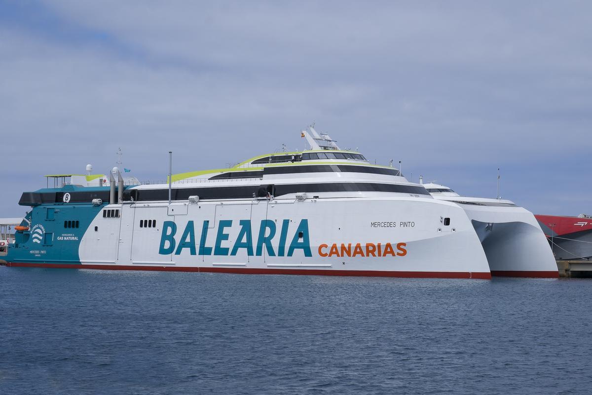 El catamarán 'Mercedes Pinto', que unirá Las Palmas de Gran Canaria y Morro Jable, atracado en La Luz.