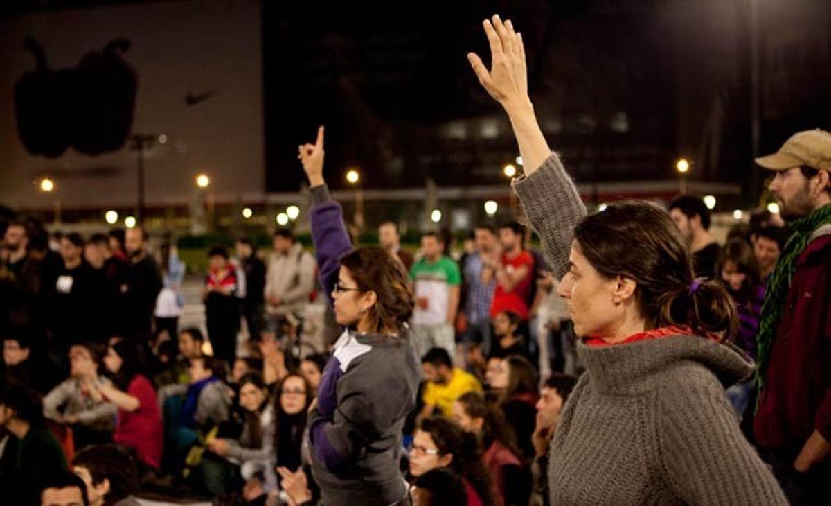 Dues noies demanen el torn de paraula a l’assemblea de la plaça de Catalunya dimarts a la nit.