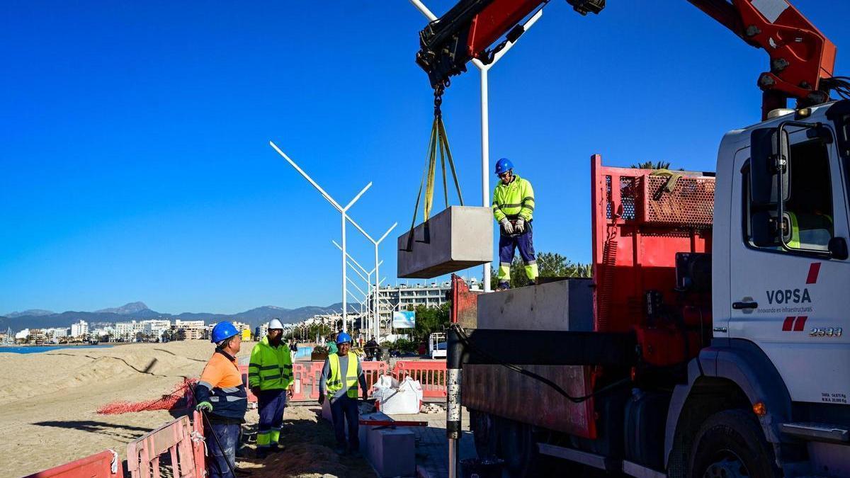 Arbeiter beim Wiederaufbau des Playa-Mäuerchens.