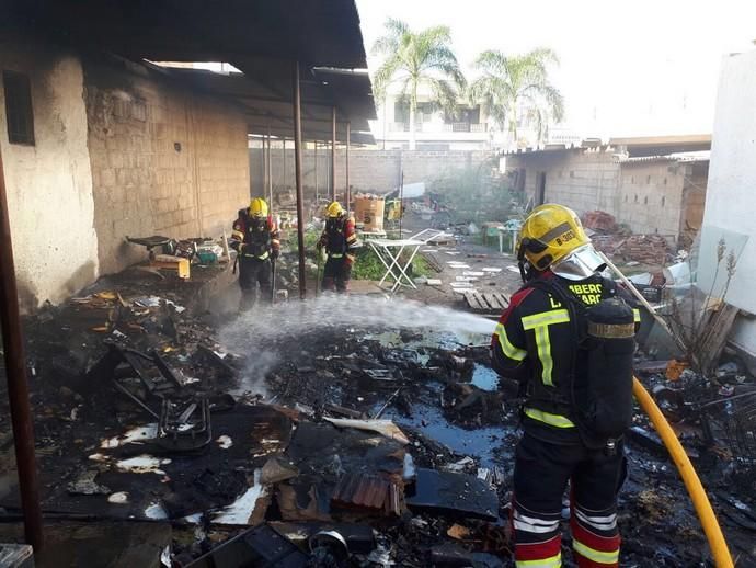 Incendio en la calle Inés, en Arrecife