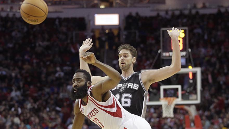 Pau Gasol, ante James Harden, en un lance del partido.