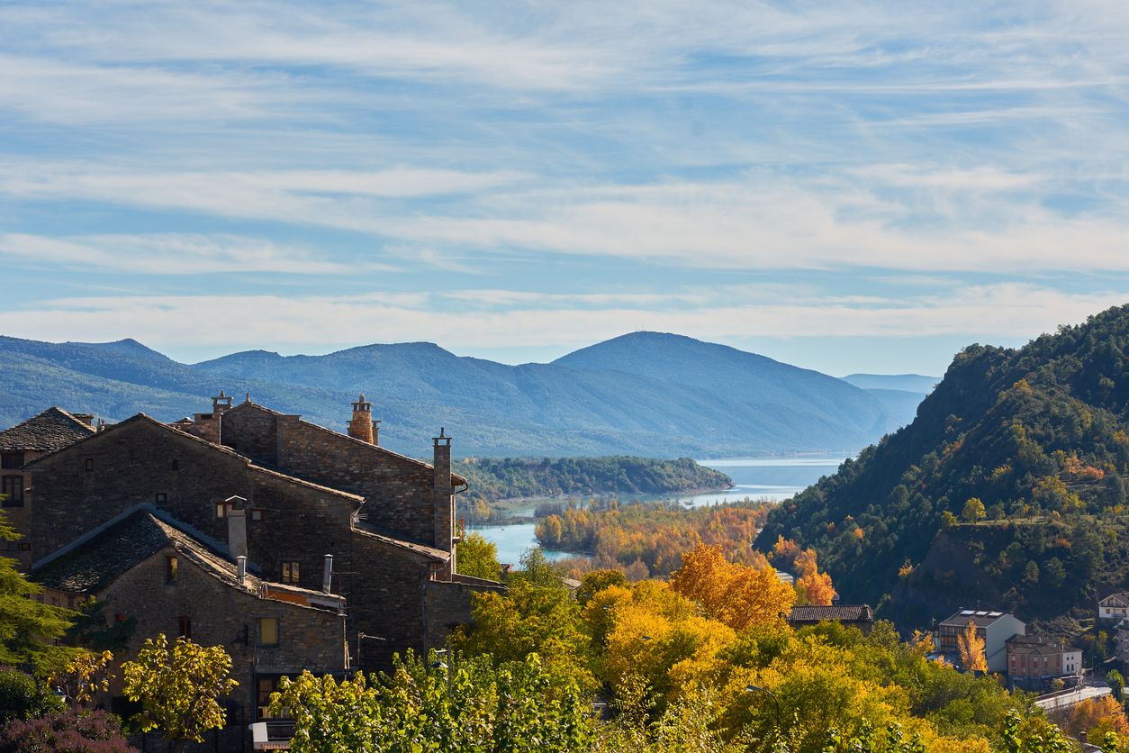 El pueblo de Aínsa con sus vistas panorámicas de las cumbres de los Pirineos.