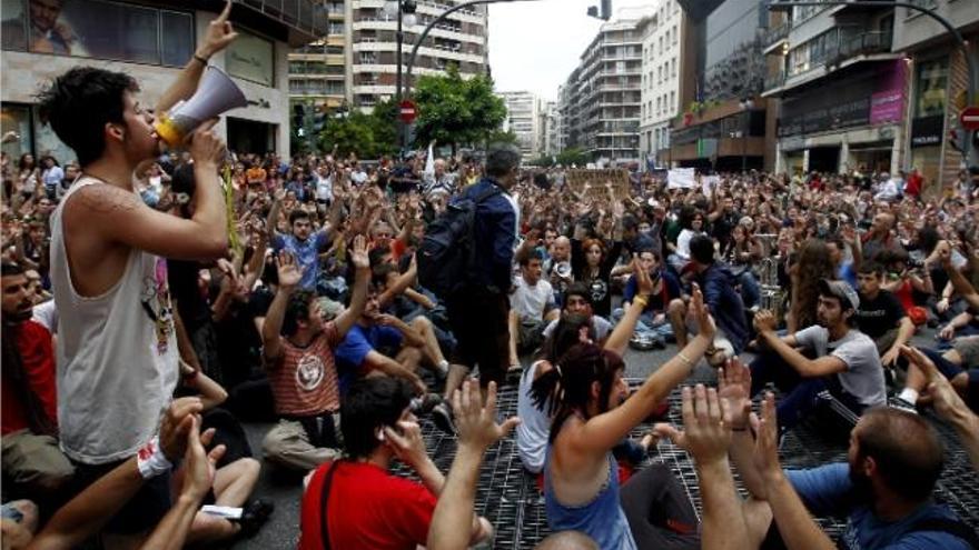 Los manifestantes realizando una de las sentadas que llevaron a cabo durante la protesta por la calle de Colón.